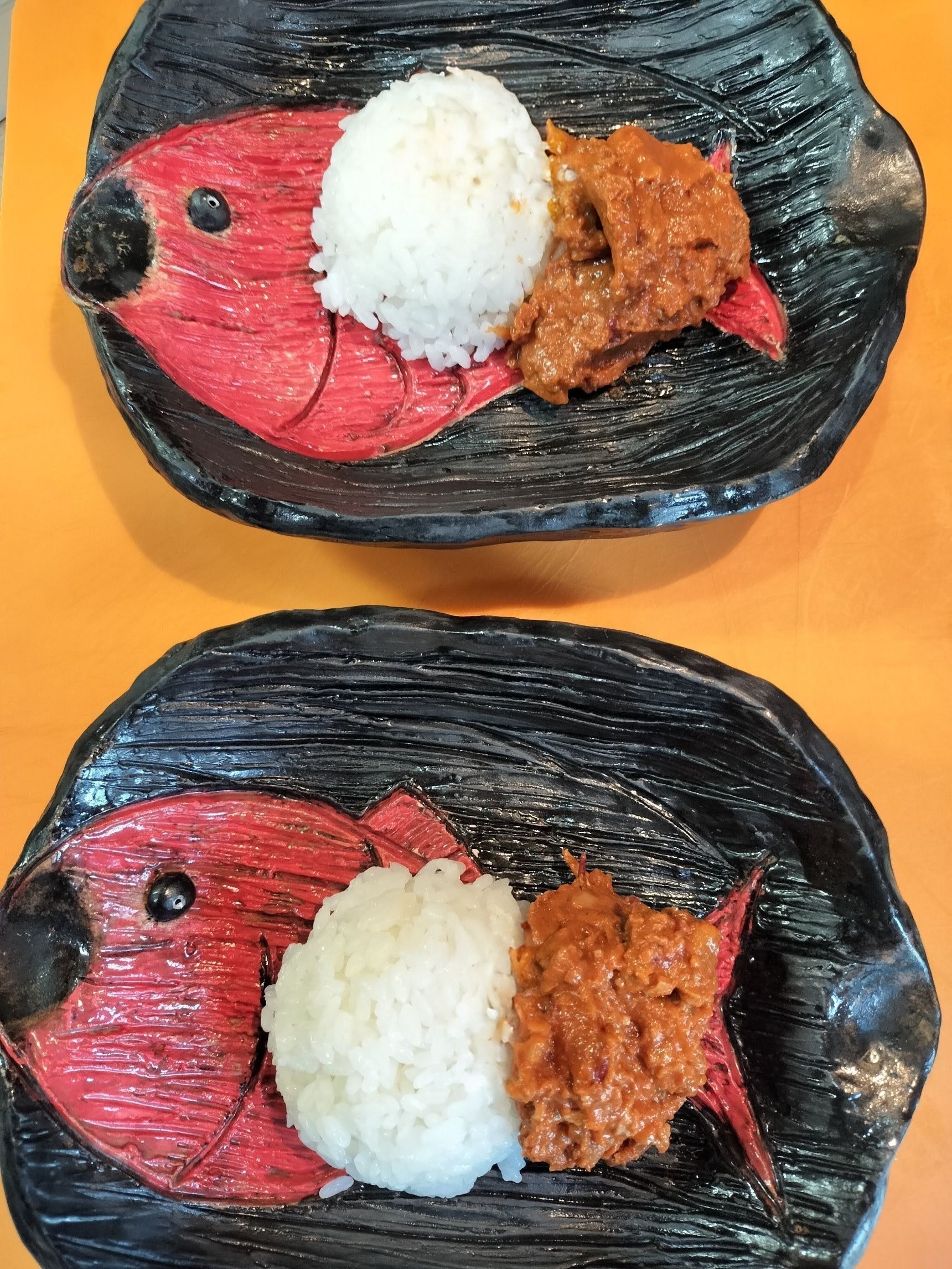 2. 耐熱容器に、白飯とチリコンカンソースを入れて混ぜる→平らに広げる