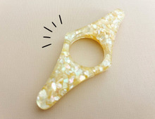 【キャンドゥ】読書が劇的にラクになる！片手でガバッと固定！？一度使ったら手放せない“優秀リング”の正体とは？