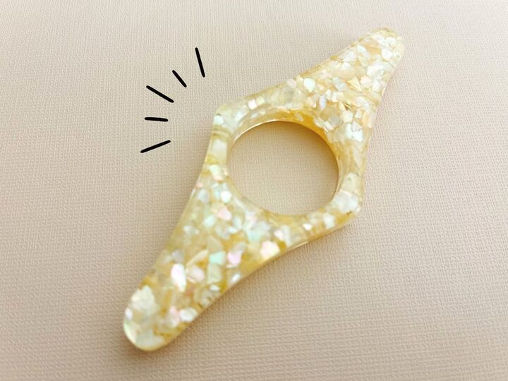 【キャンドゥ】読書が劇的にラクになる!片手でガバッと固定!?一度使ったら手放せない“優秀リング”の正体とは?