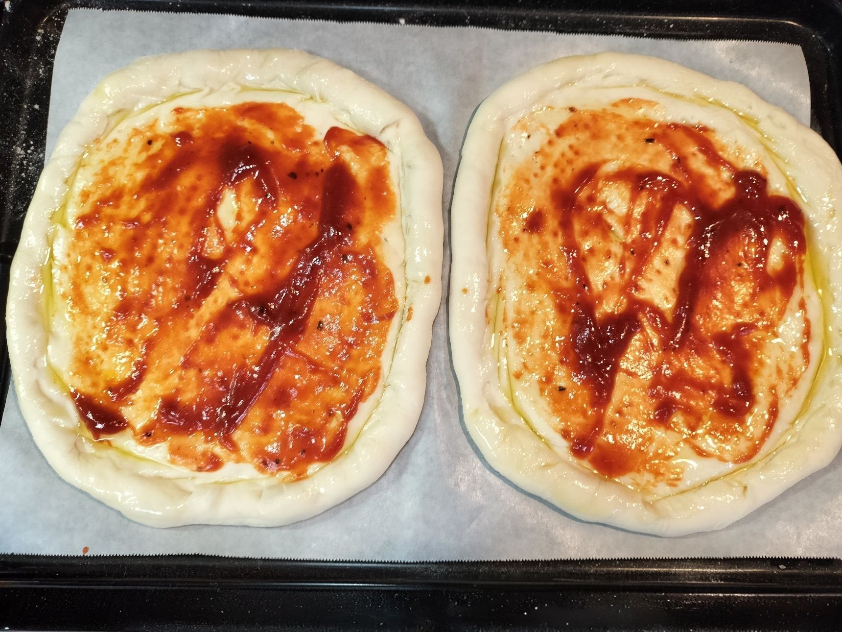 4. 手順2のピザ生地に、トマトソース・オリーブオイルを塗る→手順3のイワシ風味のたけのこ味噌炒めをのせる→イワシの味噌煮をすぐしてのせる→とろけるチーズをのせる→香味広がるスパイス塩をふりかける