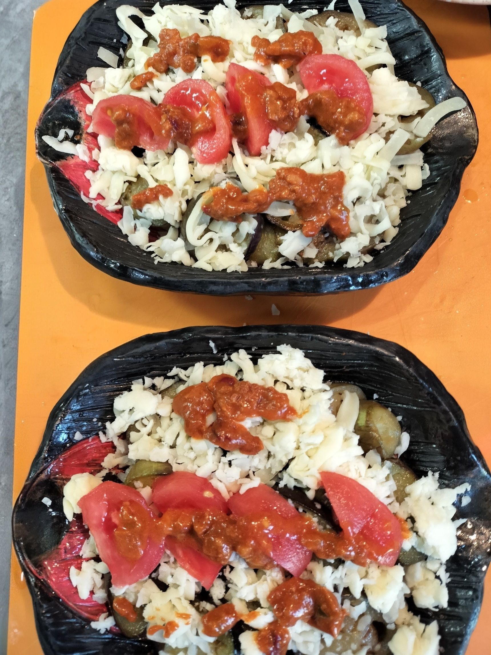 4. とろけるチーズとトマトをのせる→チリコンカンソースをかける