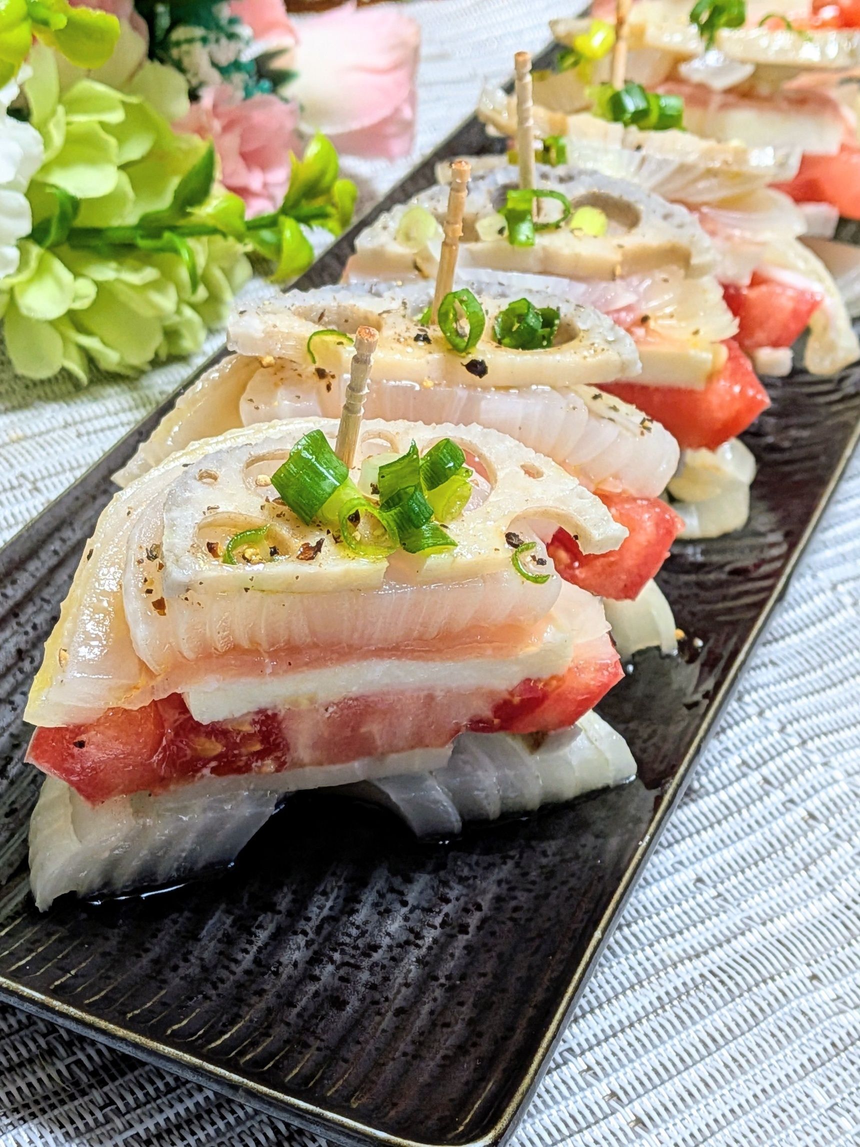 【サラダ】ハンバーガー風。新たまねぎとれんこんとトマトの冷製サラダ