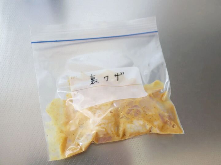 冷凍保存袋の「空気抜き」ラクすぎる神ワザ発見!もう押さなくていいんです♪