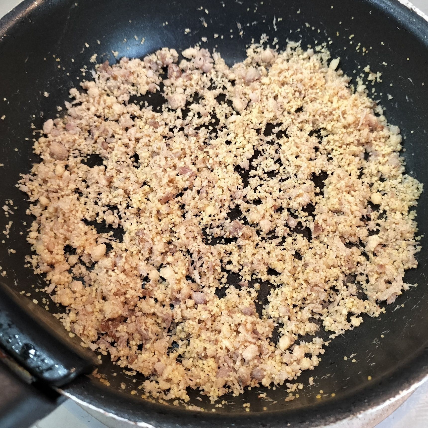 2、フライパンに、材料●と手順1のニシンの身と卵を入れる→弱火で3〜4分炒める