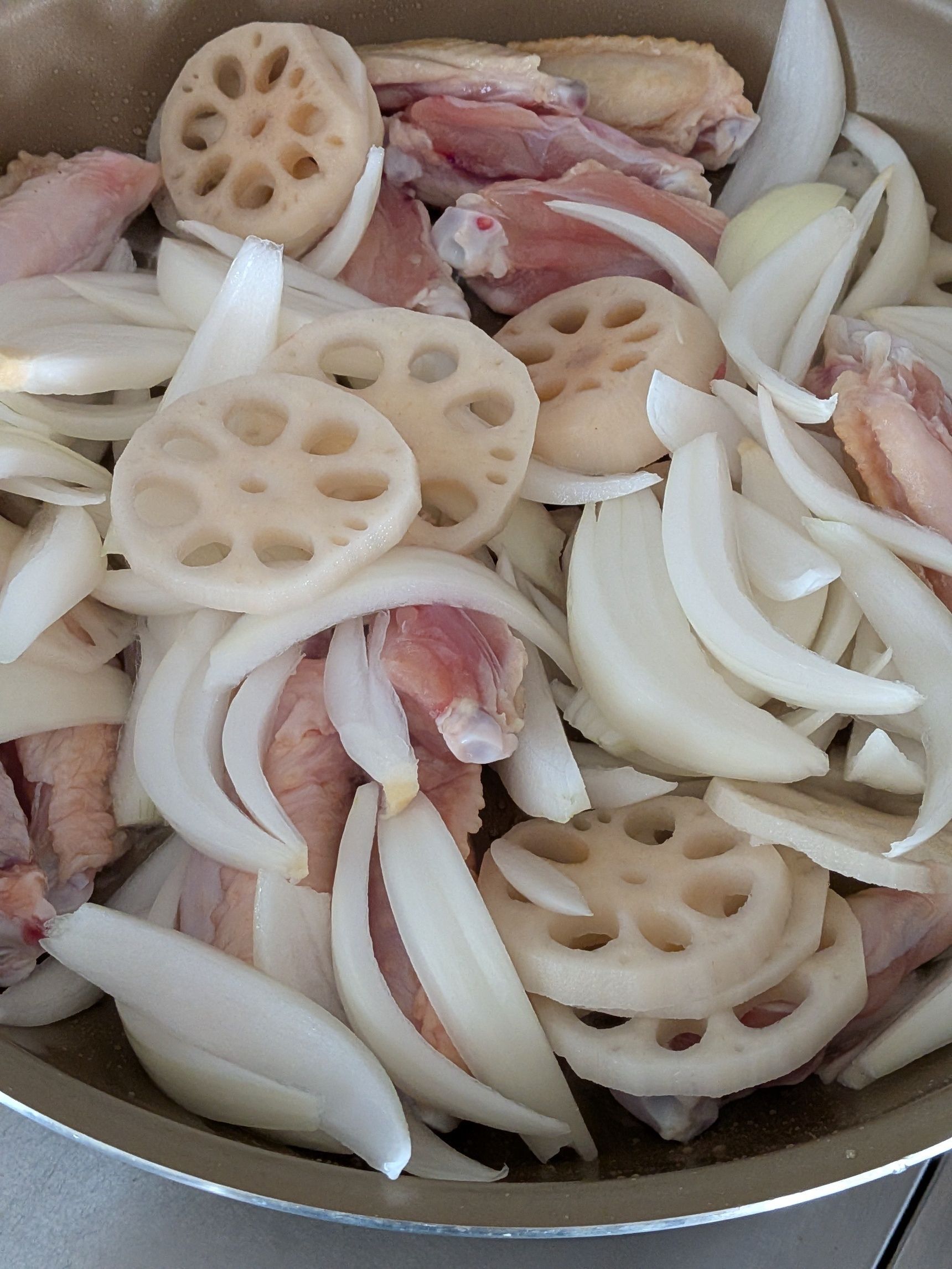 1. フライパンにサラダ油を入れ火にかける。油が回ったら、新たまねぎ、れんこん、鶏手羽中を入れて中火で炒める。