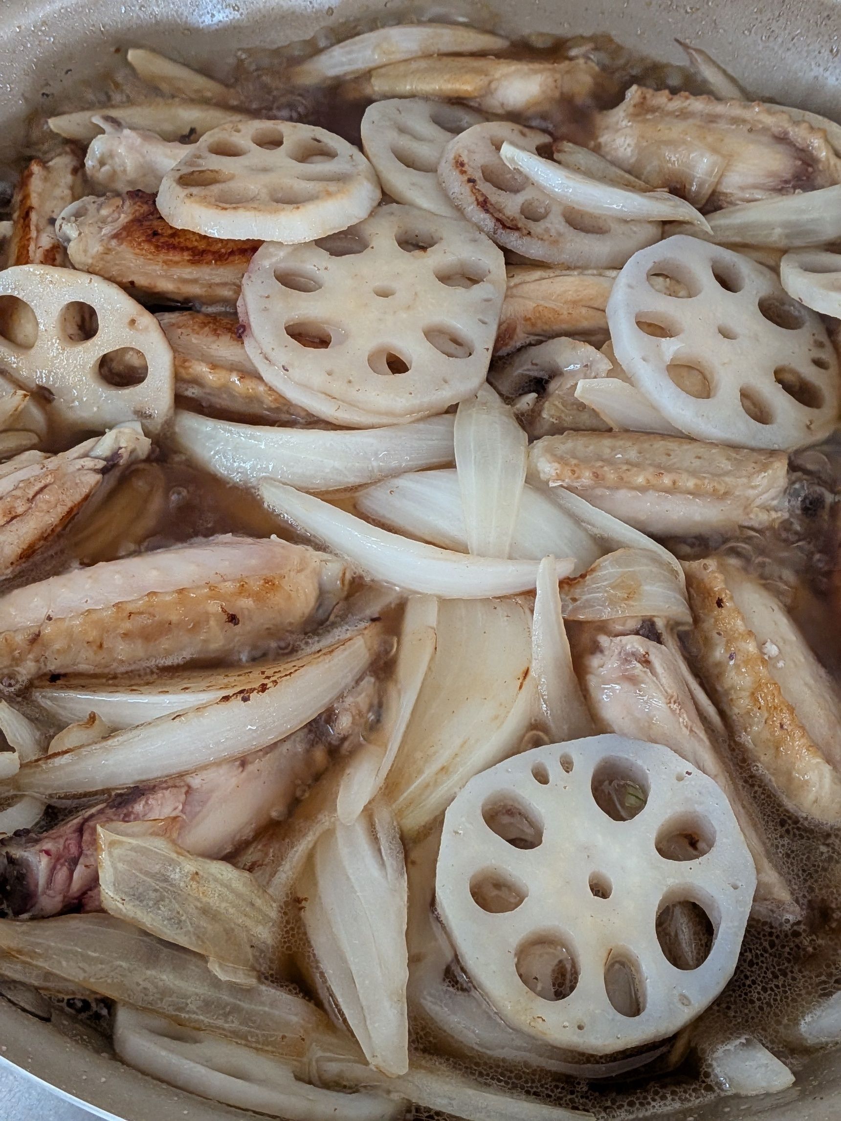 2. 軽く焼色がつくくらい炒める。