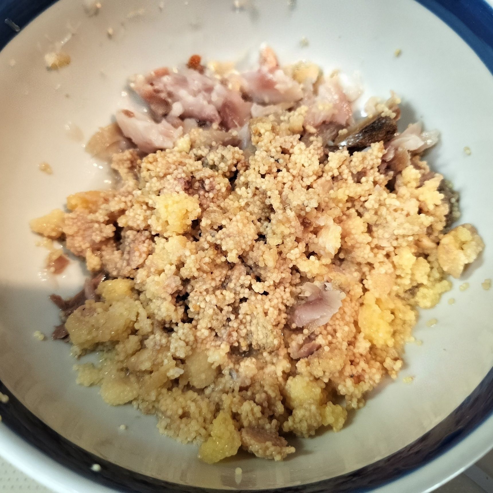 1、卵の周辺の身をほぐす→小骨を丁寧に取り除く→卵を崩す