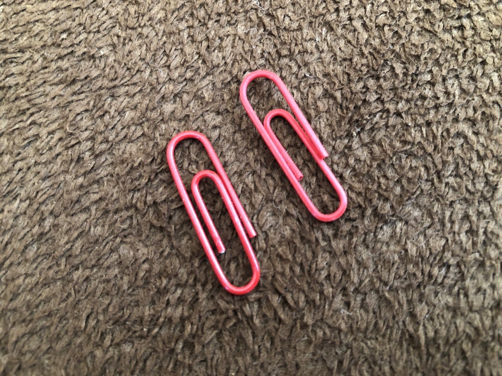 まずはいたって普通のクリップを2つ用意します