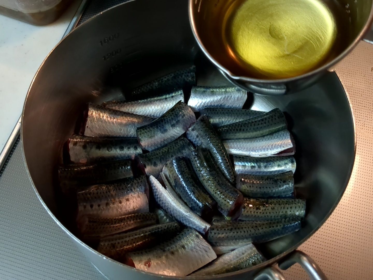 イワシに酢を回しかけます