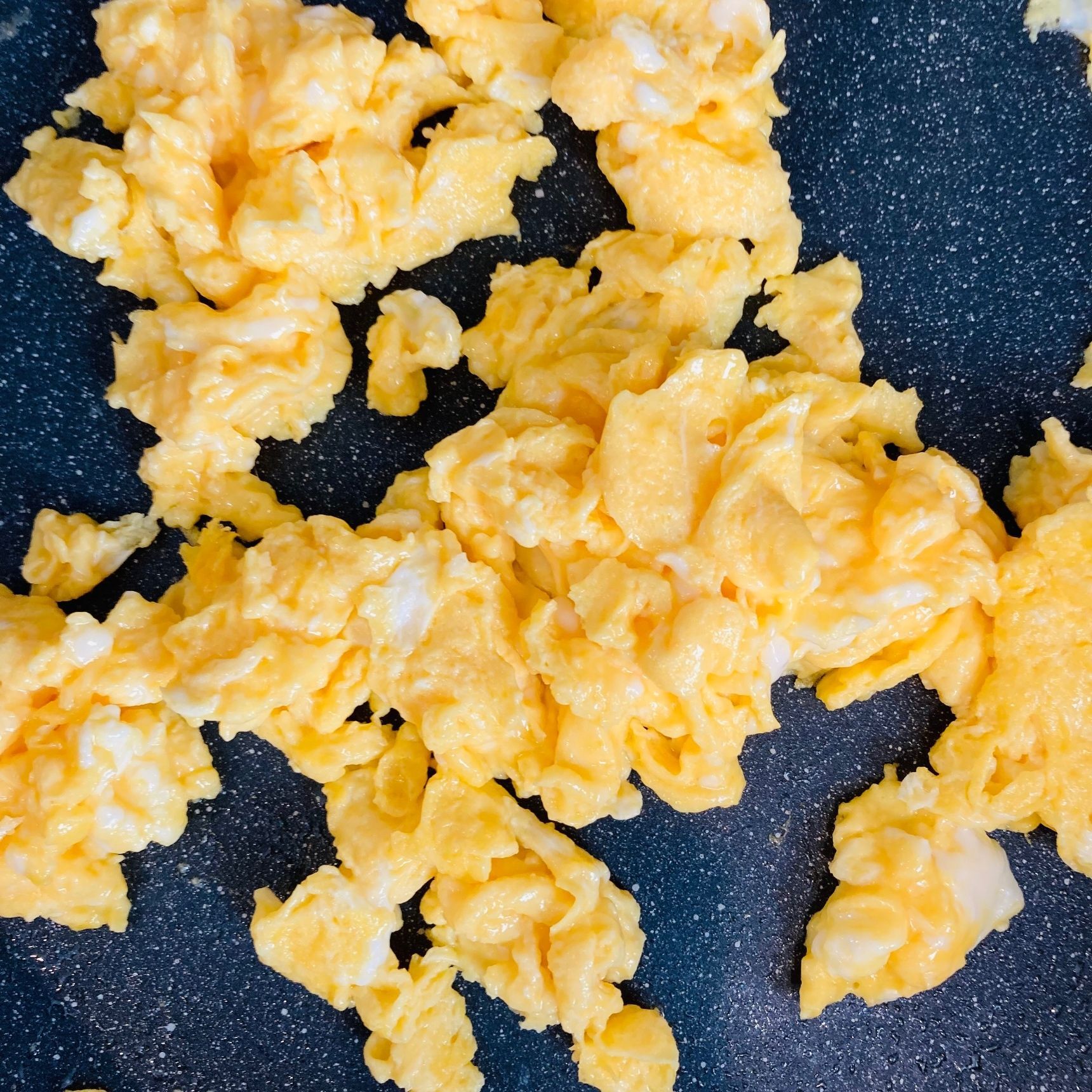 ②炒り卵を作ります