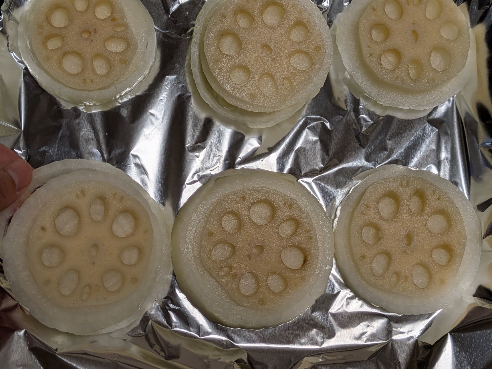 2、新玉ねぎの大きさを揃える。