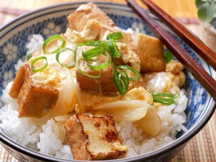 お肉じゃなくてもここまで美味しい~!コスパ食材で作る『絶品どんぶり』の作り方〈節約レシピ〉