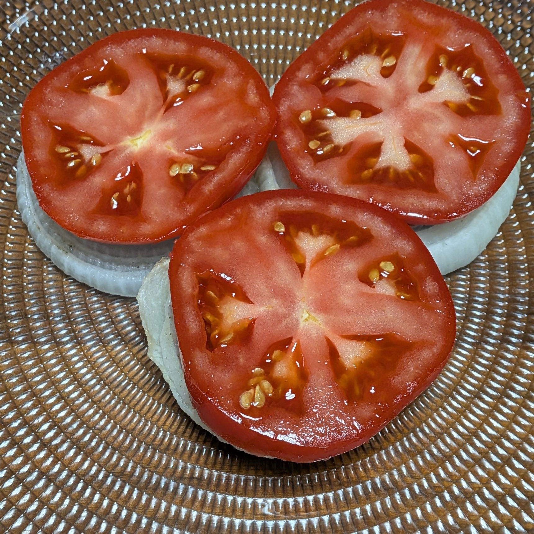 6、スライスしたトマトをのせる。