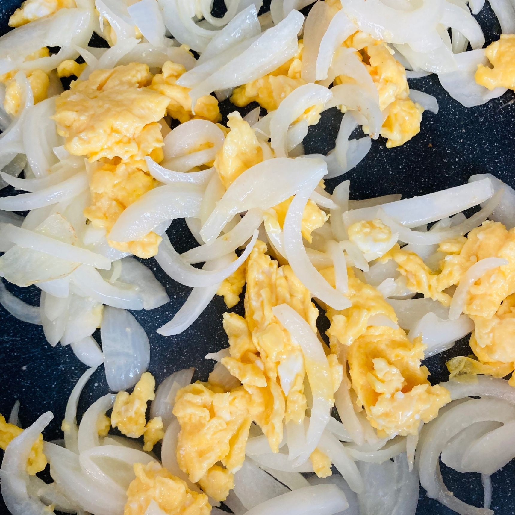 ④炒り卵を戻して鶏がらスープのもとで味付けをして完成