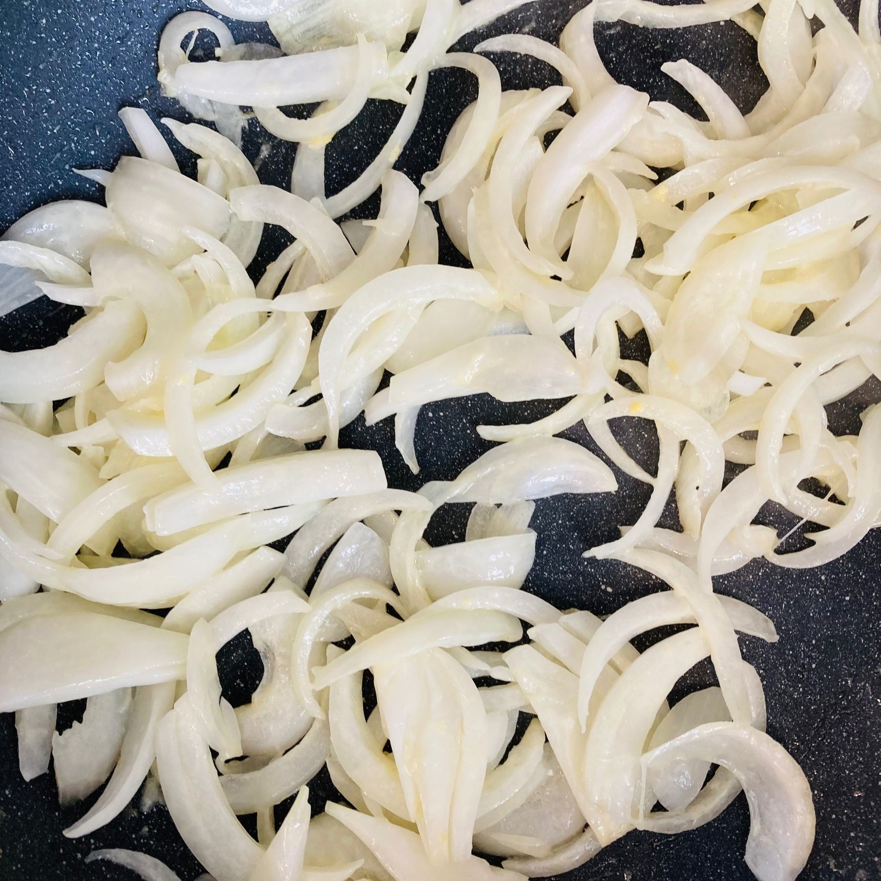 ③玉ねぎを炒めます