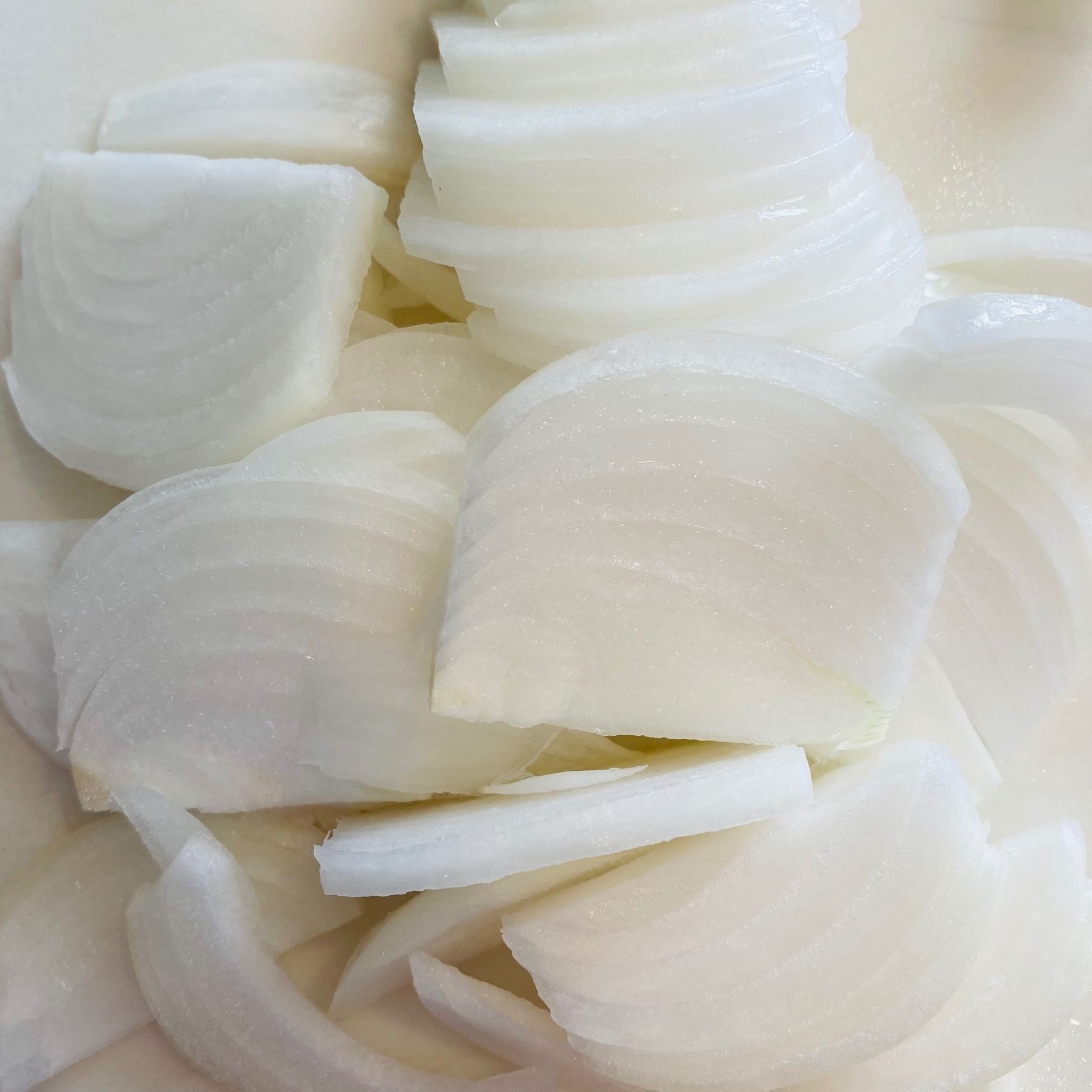 ①新玉ねぎを薄切りにします