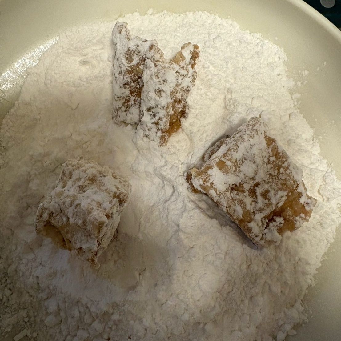 米粉を付けてから揚げます。