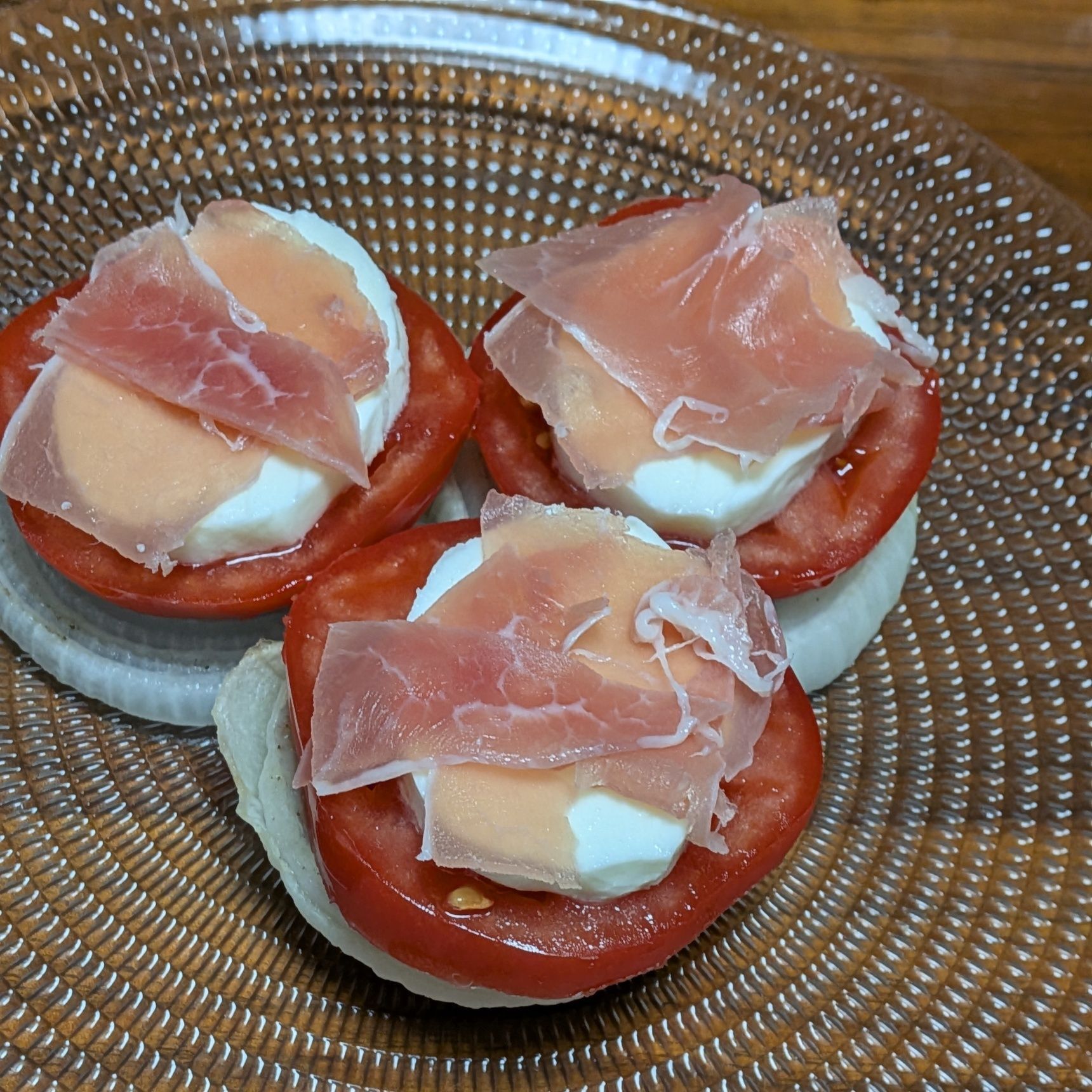 7、モッツァレラチーズ、生ハムものせる。