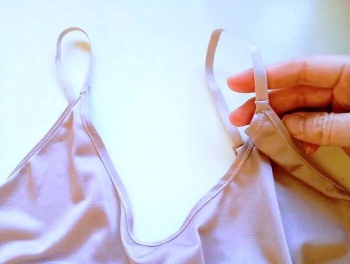 『キャミの肩紐がズリ落ちちゃう』問題はこの方法で解決！見た目も可愛くておすすめですよ♪