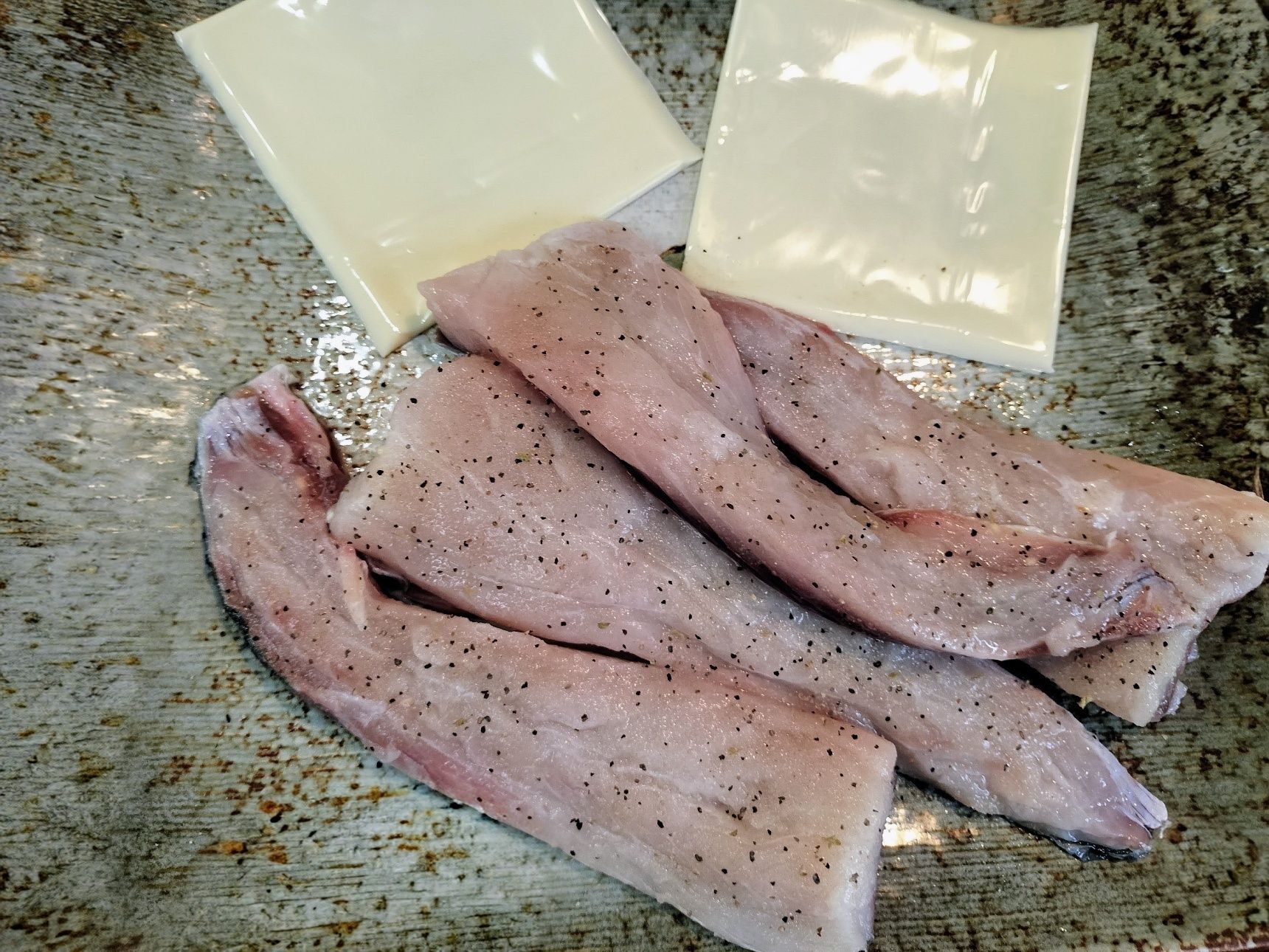 2.皮のついていない面に、香味広がるスパイス塩をふりかけ、バッター液を塗る→スライスチーズをのせる→半分に畳む