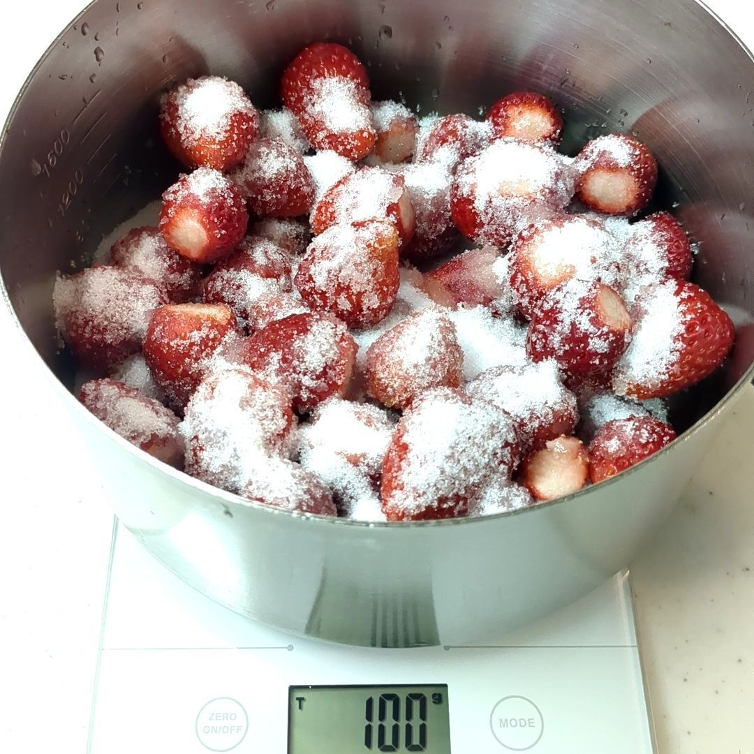 グラニュー糖をまぶします