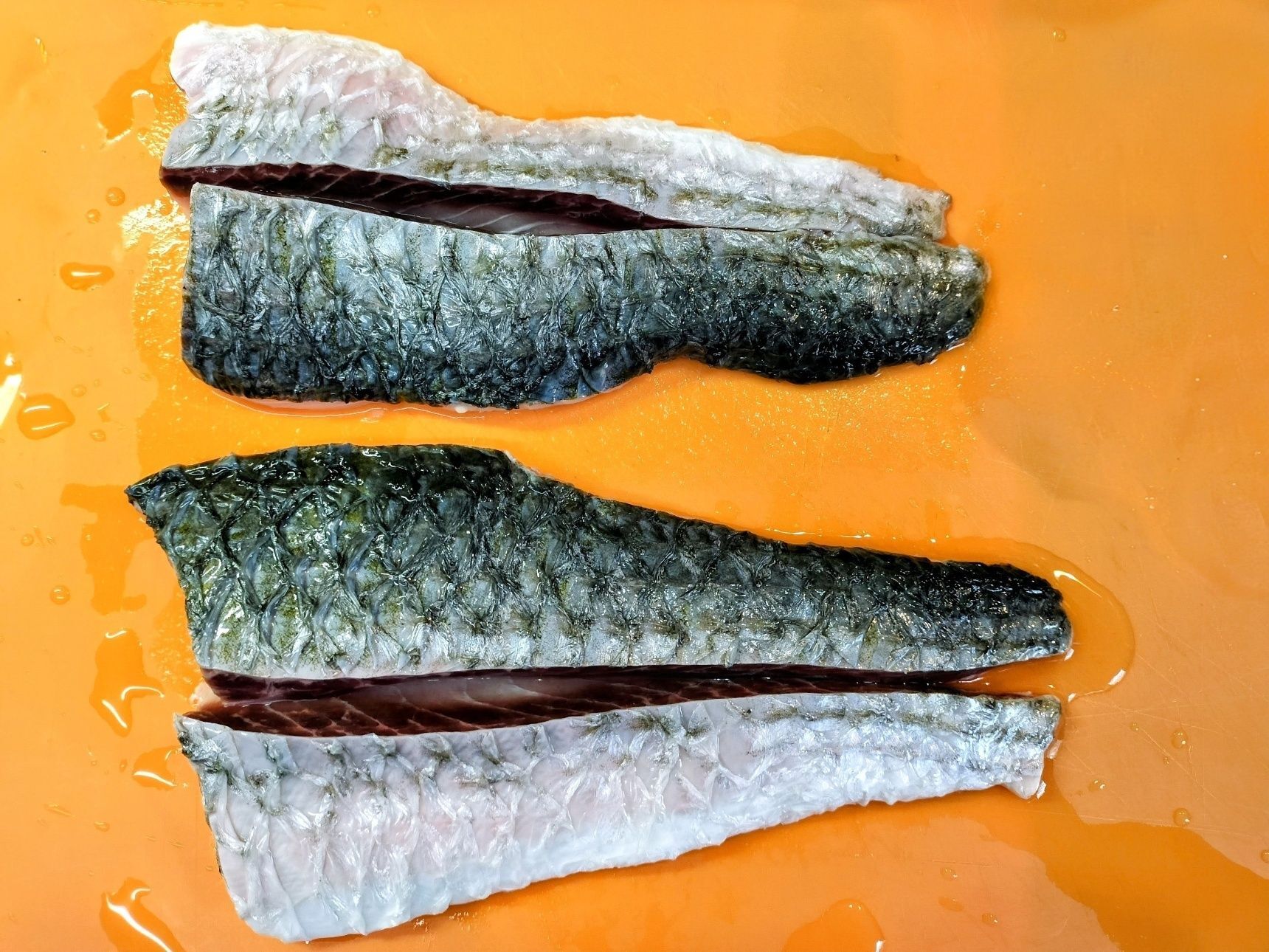 1.ボラの切り身の中骨部分を細く切り取る