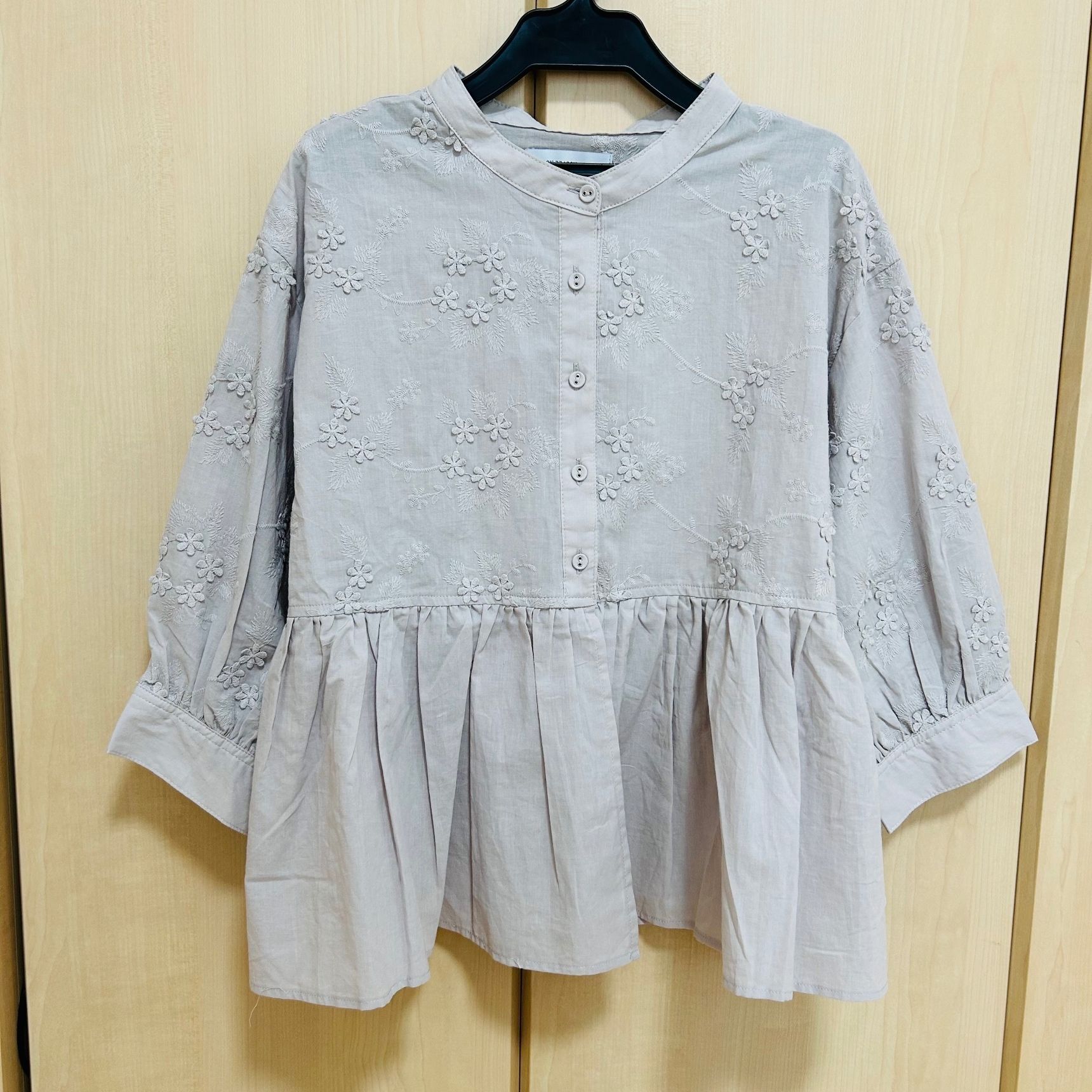 ②花模様の刺繍が素敵なブラウス。