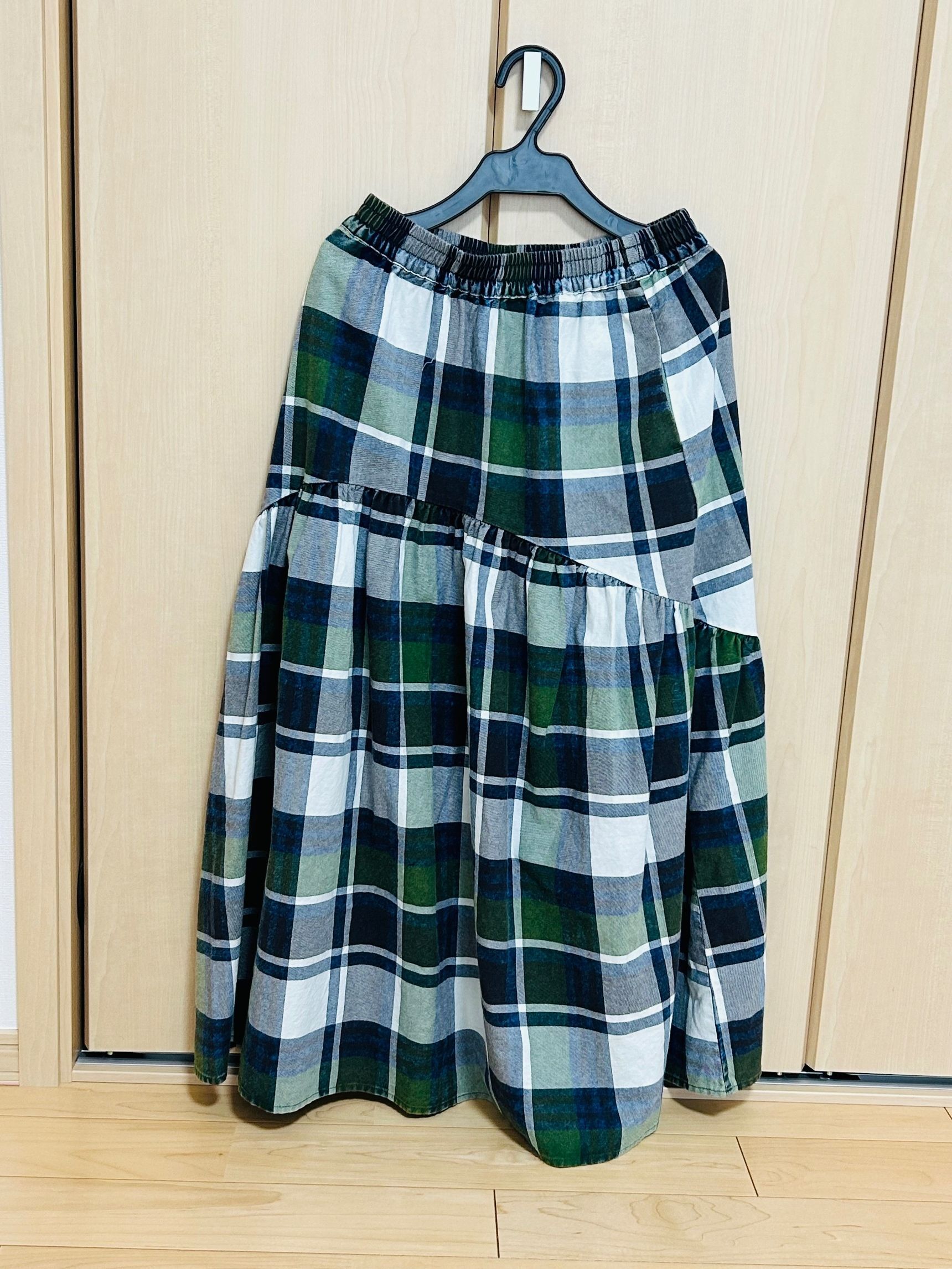 ③セール品でお得！チェック柄のスカート。
