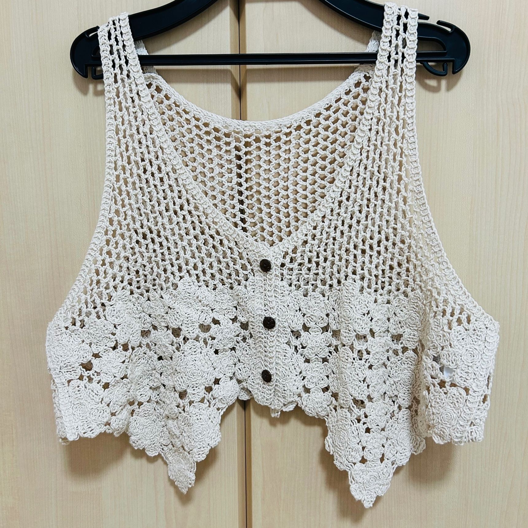 ①花柄がかわいいジレ。