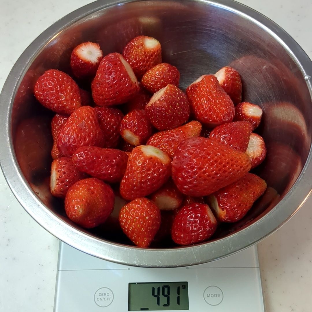 洗ってヘタを取ります