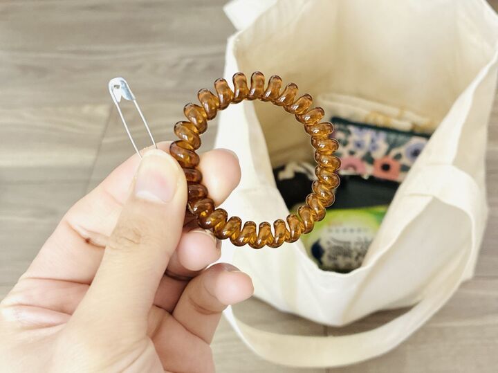 【もう倒れない】バッグの中で暴れるペットボトルに終止符!家にあるアレで専用ホルダーが作れる魔法の裏ワザ