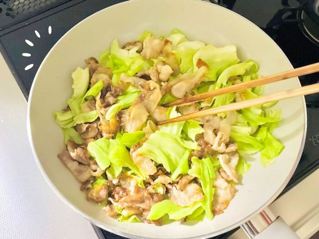 『豚こま肉』を炒めても硬くならない裏ワザ！ほぐす手間も省けてめっちゃラク～♡