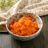 材料3つ！レンジで完成「にんじんの梅バター和え」