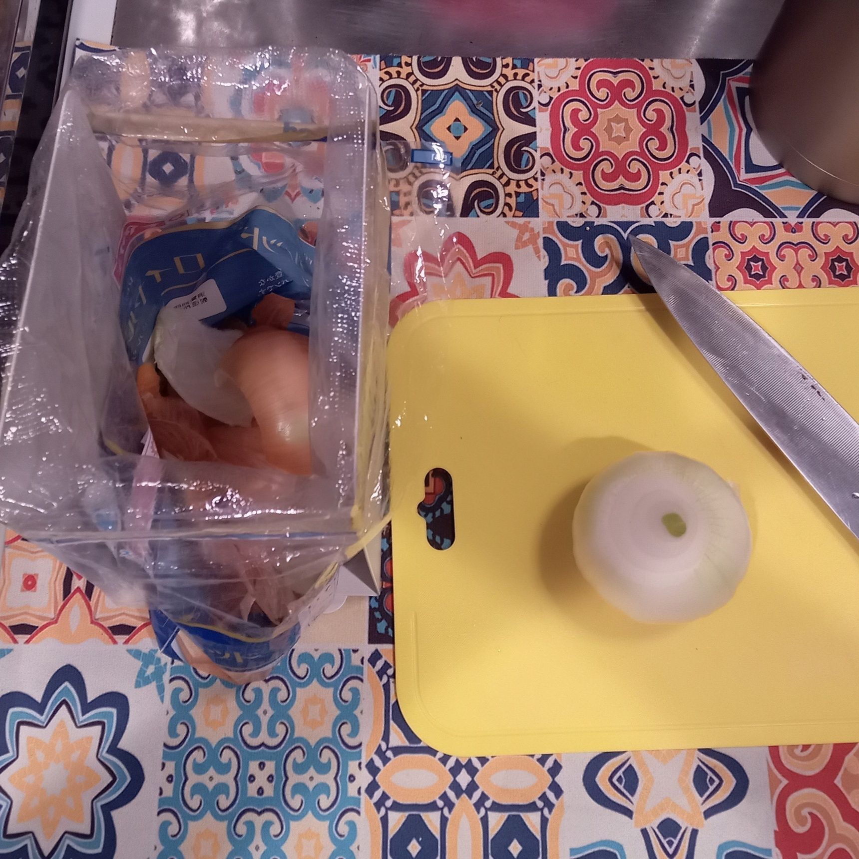 大きいごみ箱に入れる前に、野菜の皮等を捨ててるよ