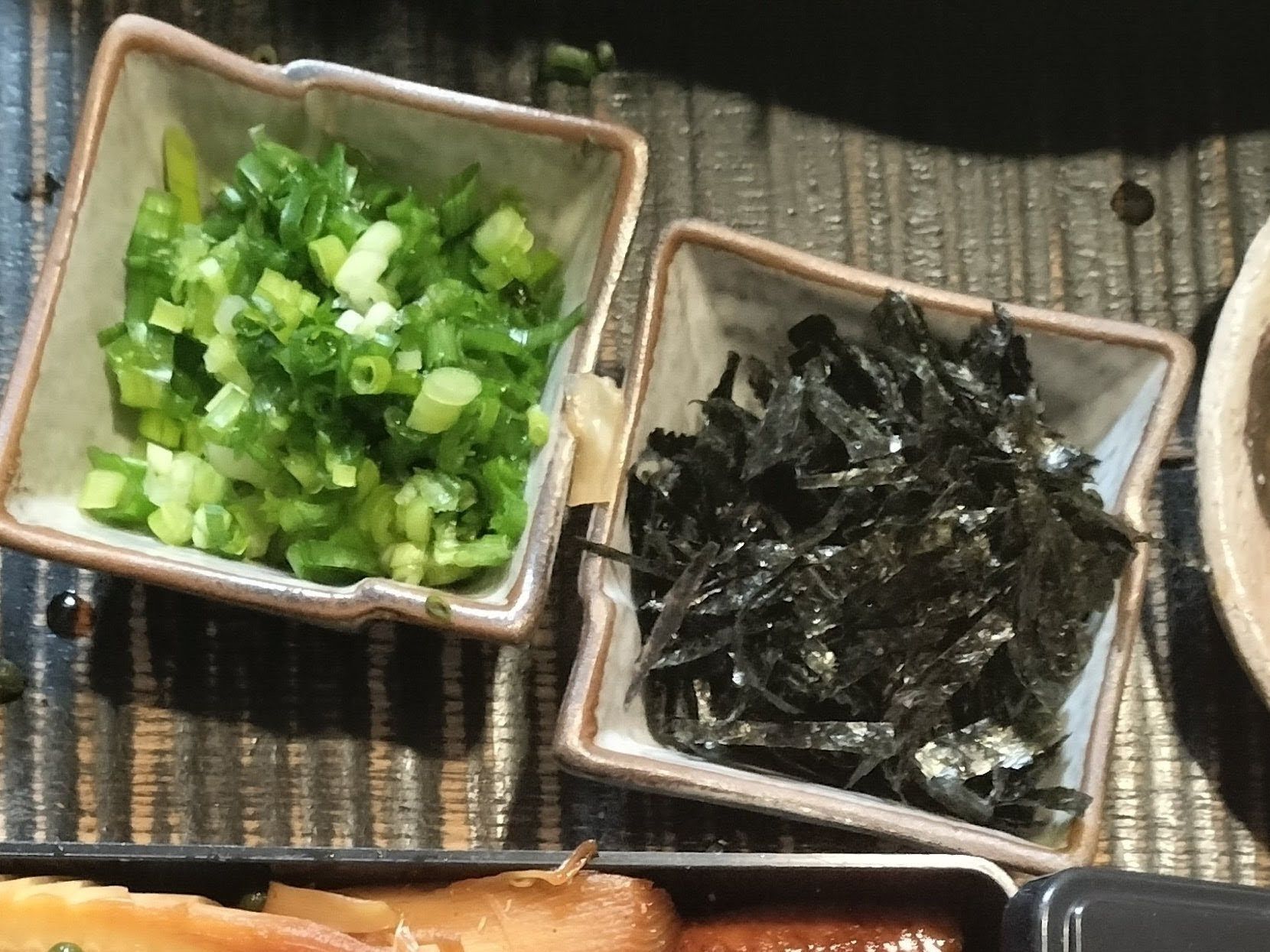 3.小ネギと焼き海苔を切る→器に、小ネギ・焼き海苔・すりごまを盛り付ける