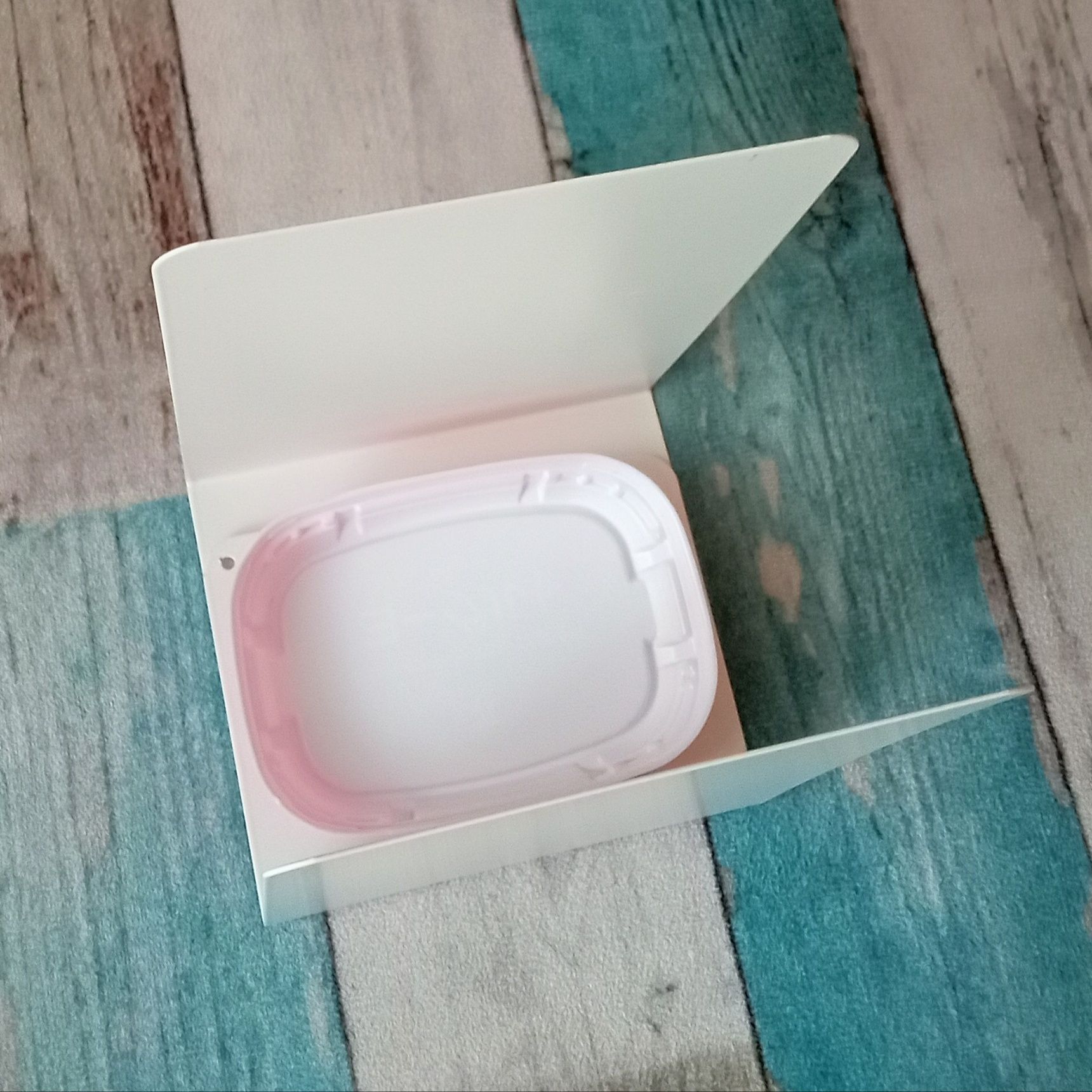 更に、取っておいたヨーグルトのフタを置いた上にパン袋を置くと