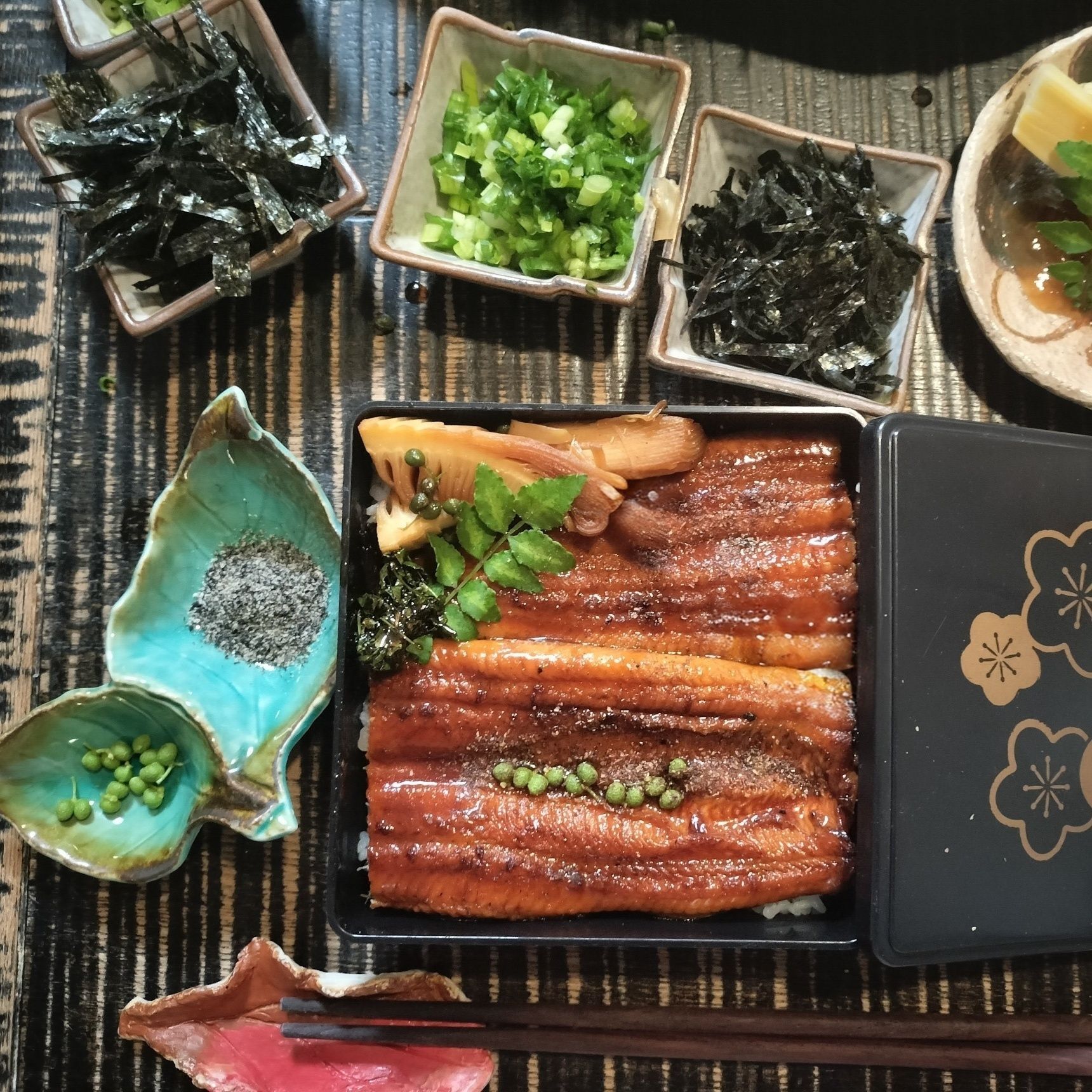 初めは、鰻と粉山椒とタレと白飯のみで味わう！後に、薬味をかけ、箸休めとともに、いただきまーす！