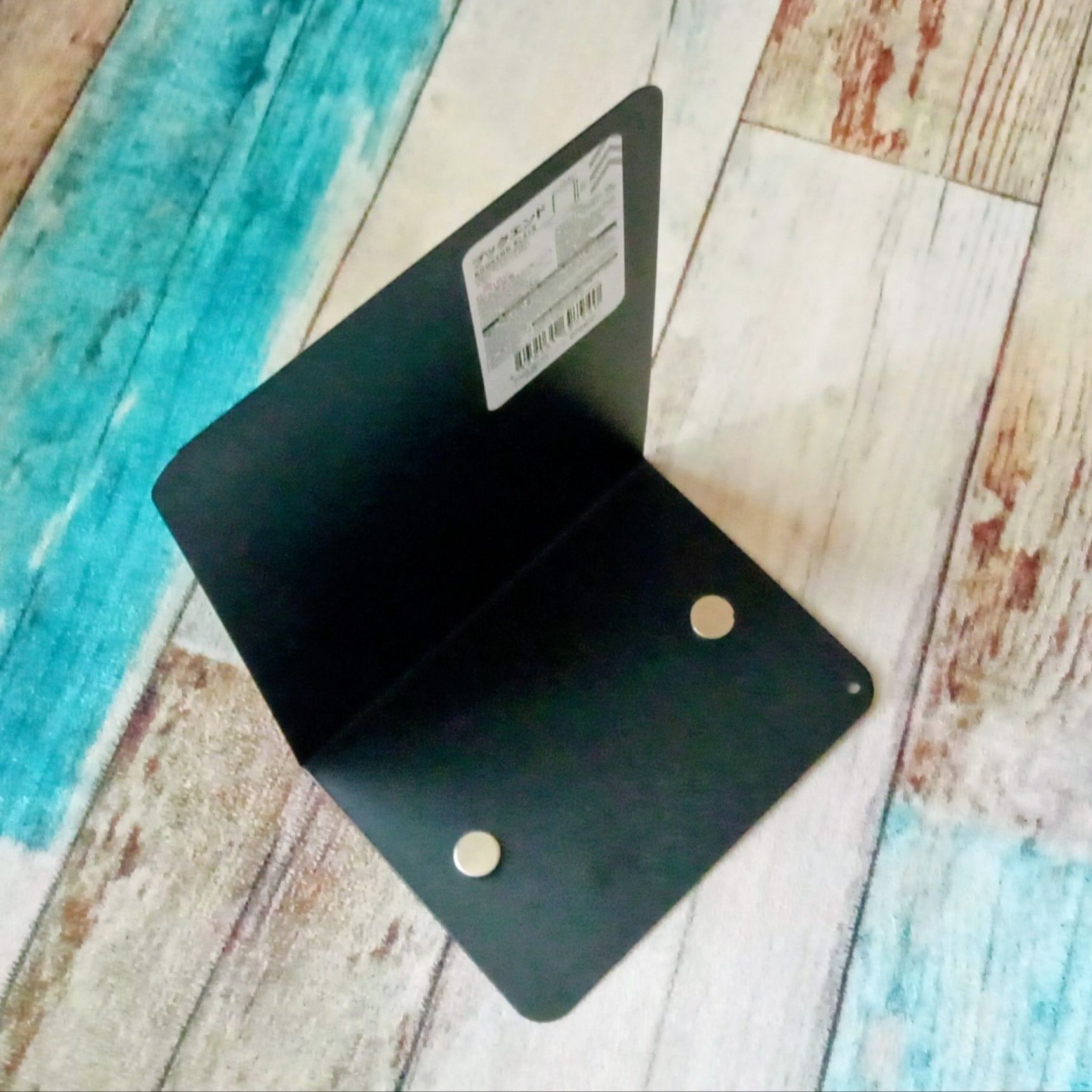 わかりやすく黒で、この様にマグネットを2個置き重ねるだけ