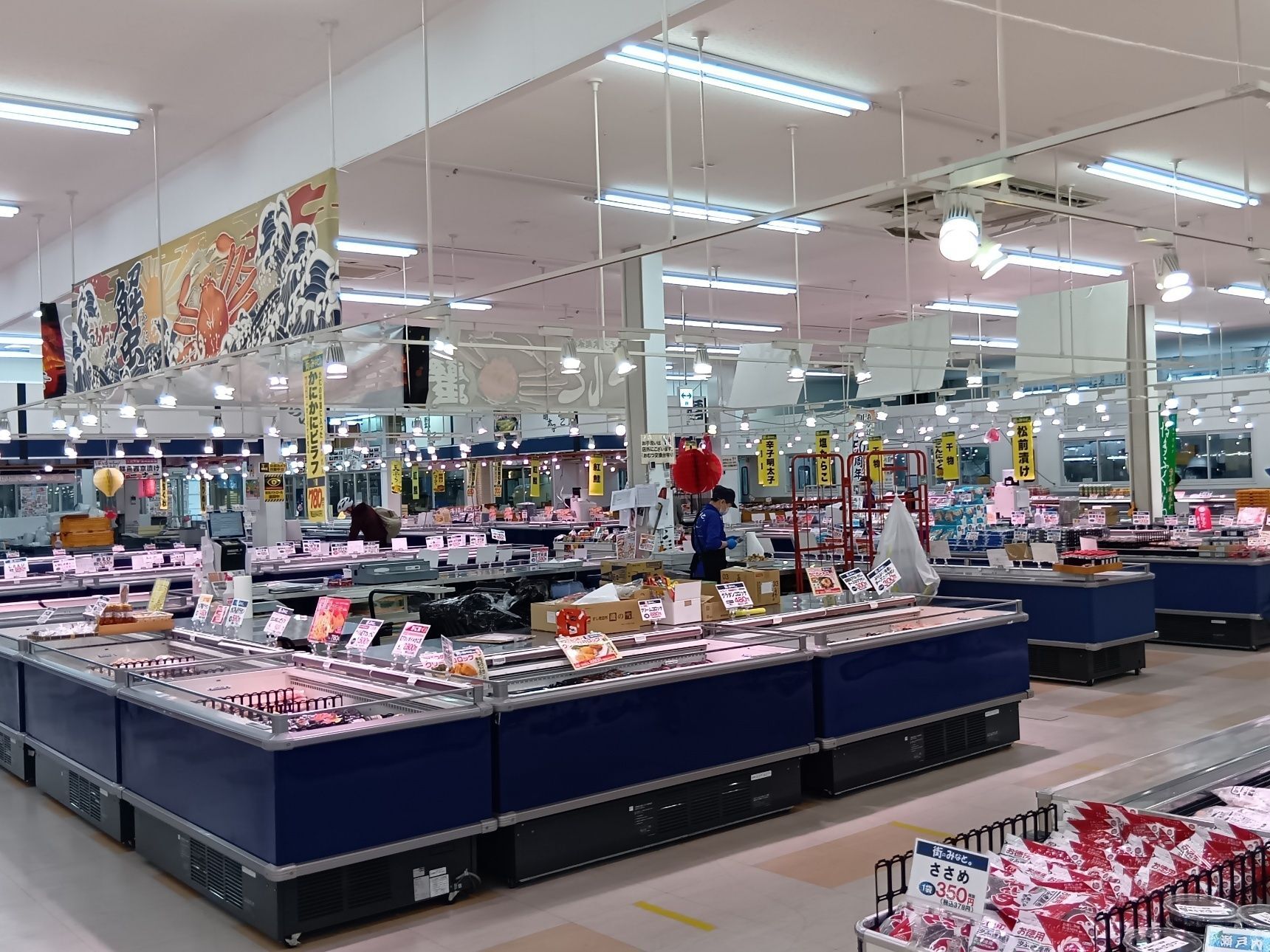 でね、後から知ったのですが、フードコートだけじゃなくて、活魚売り場で買った鮮度抜群の天然魚の寿司は、そのままフードコートに持ち込んで食べることもできるんだそうです！