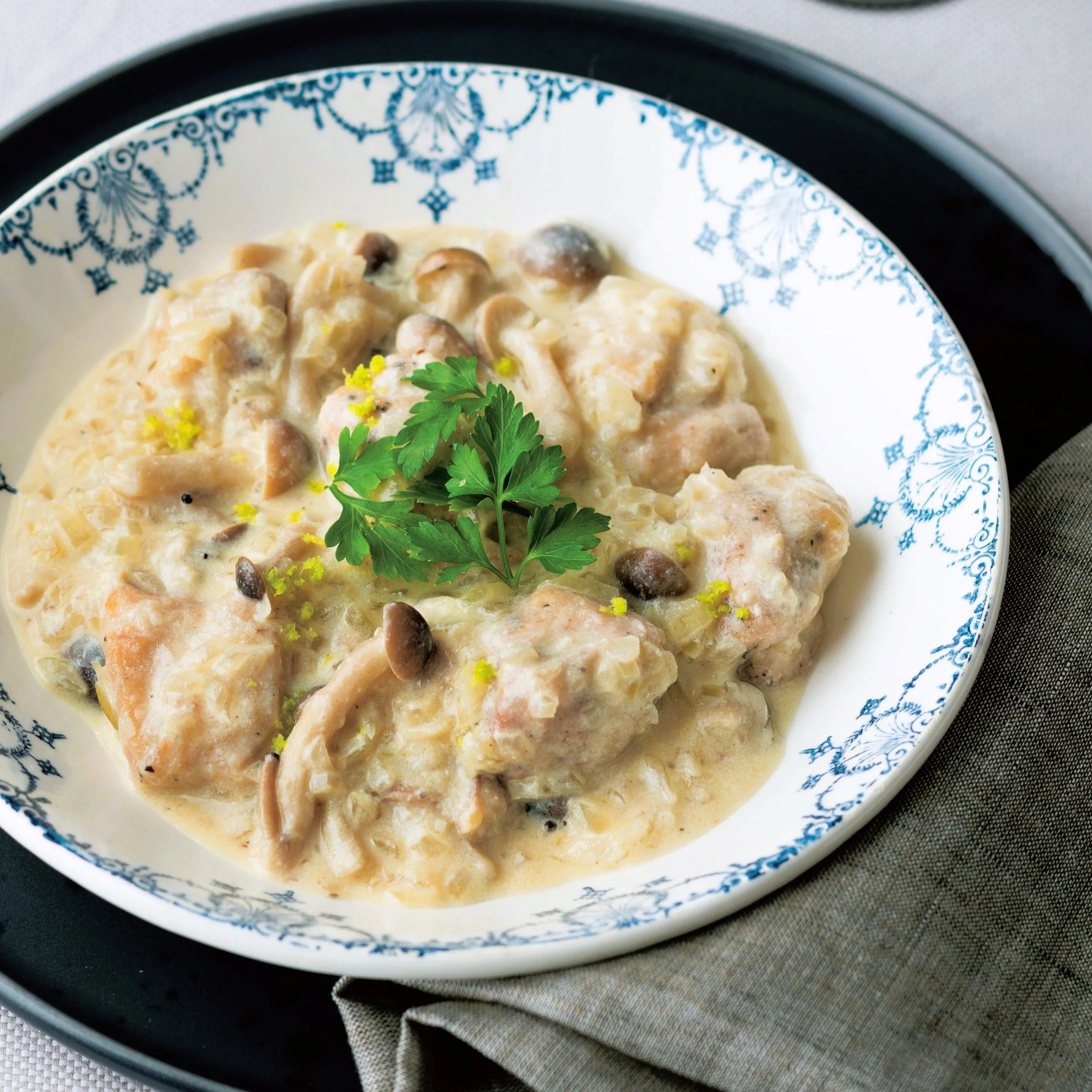 【君島十和子さんの腸活レシピ】ずっと作り続けている「チキンのレモンクリーム煮」の作り方。きのこたっぷりで腸が喜ぶレシピです♪