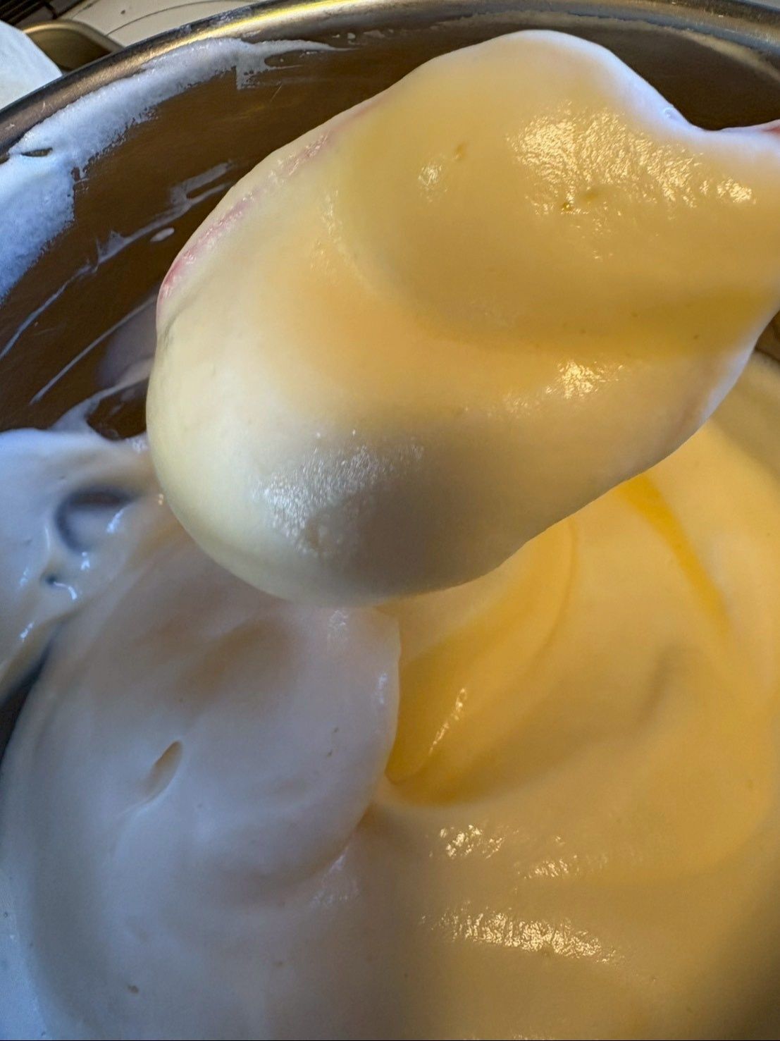 こんなふわふわの状態で型に入れて焼きます