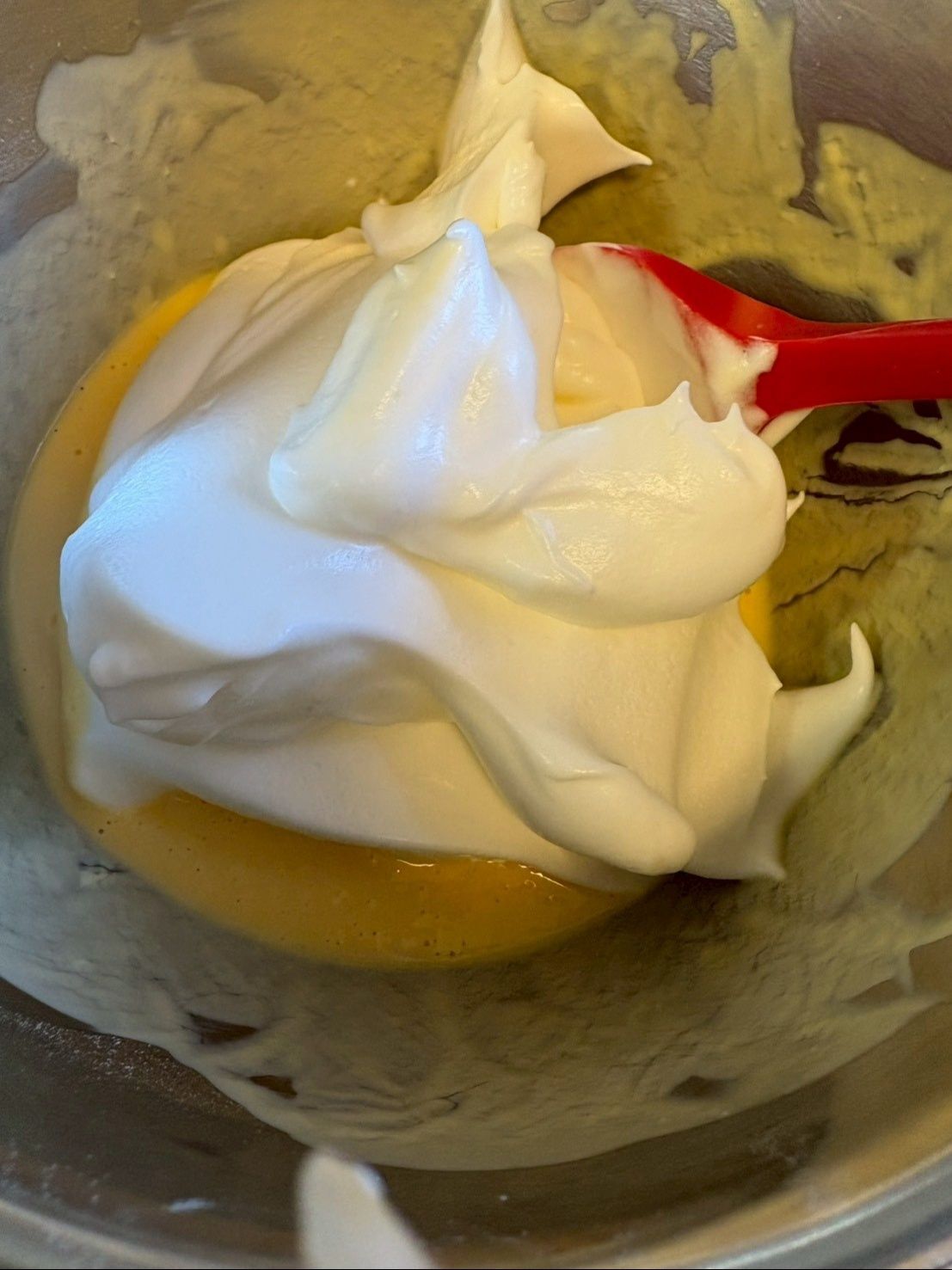 先程のボウルに卵白を加えてさっくり泡を潰さないように混ぜてください