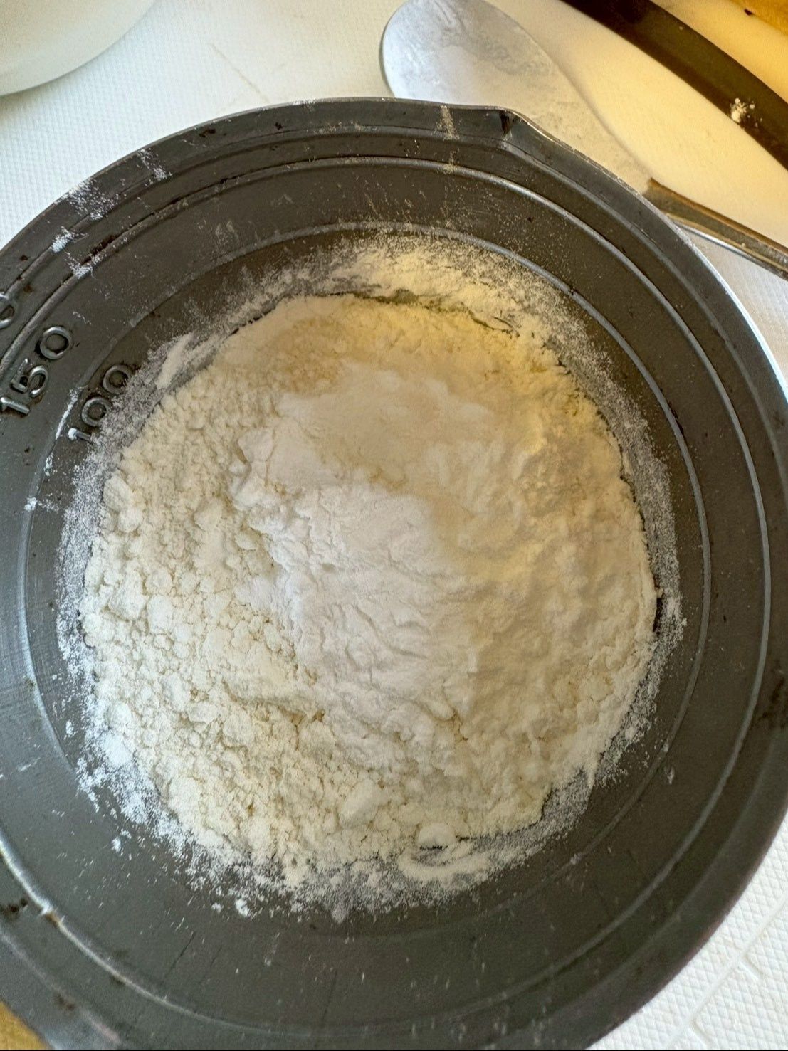 薄力粉にコーンスターチを加えてボウルに混ぜ合わせます