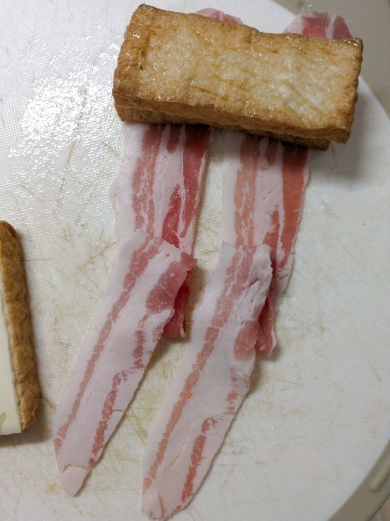 豚バラ肉でチーズを挟んだ厚揚げを巻く。