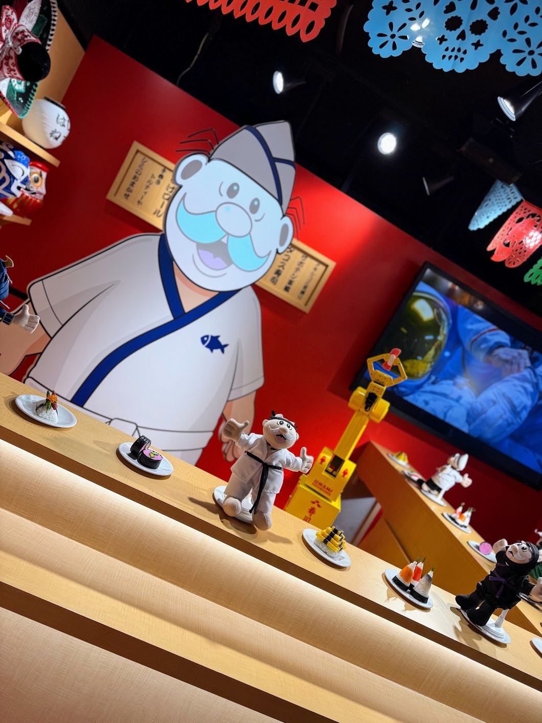 「Dr. Simi」って何者？を知れるグリーティングフロア