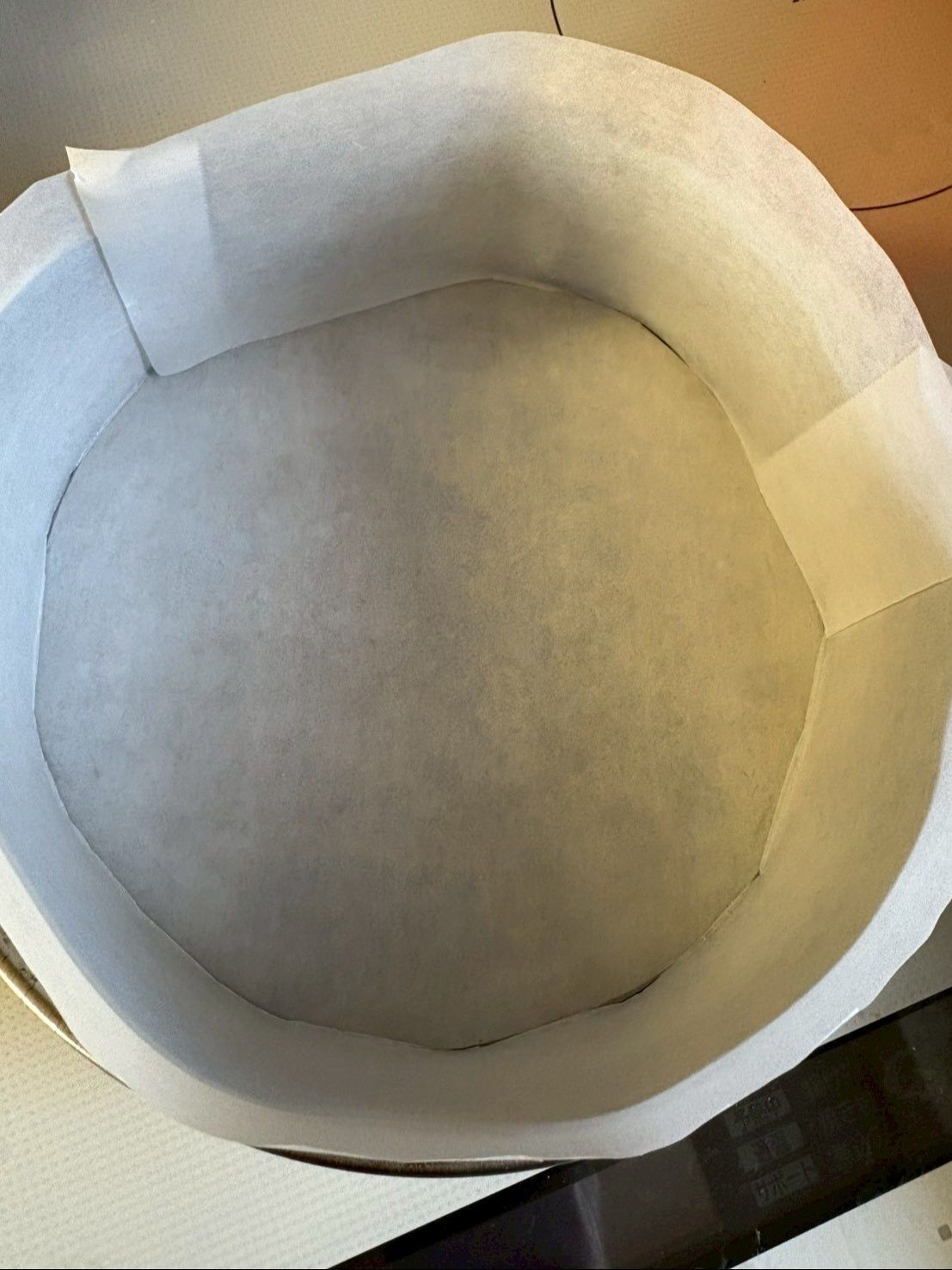 スポンジケーキの型にクッキングシートを敷きました