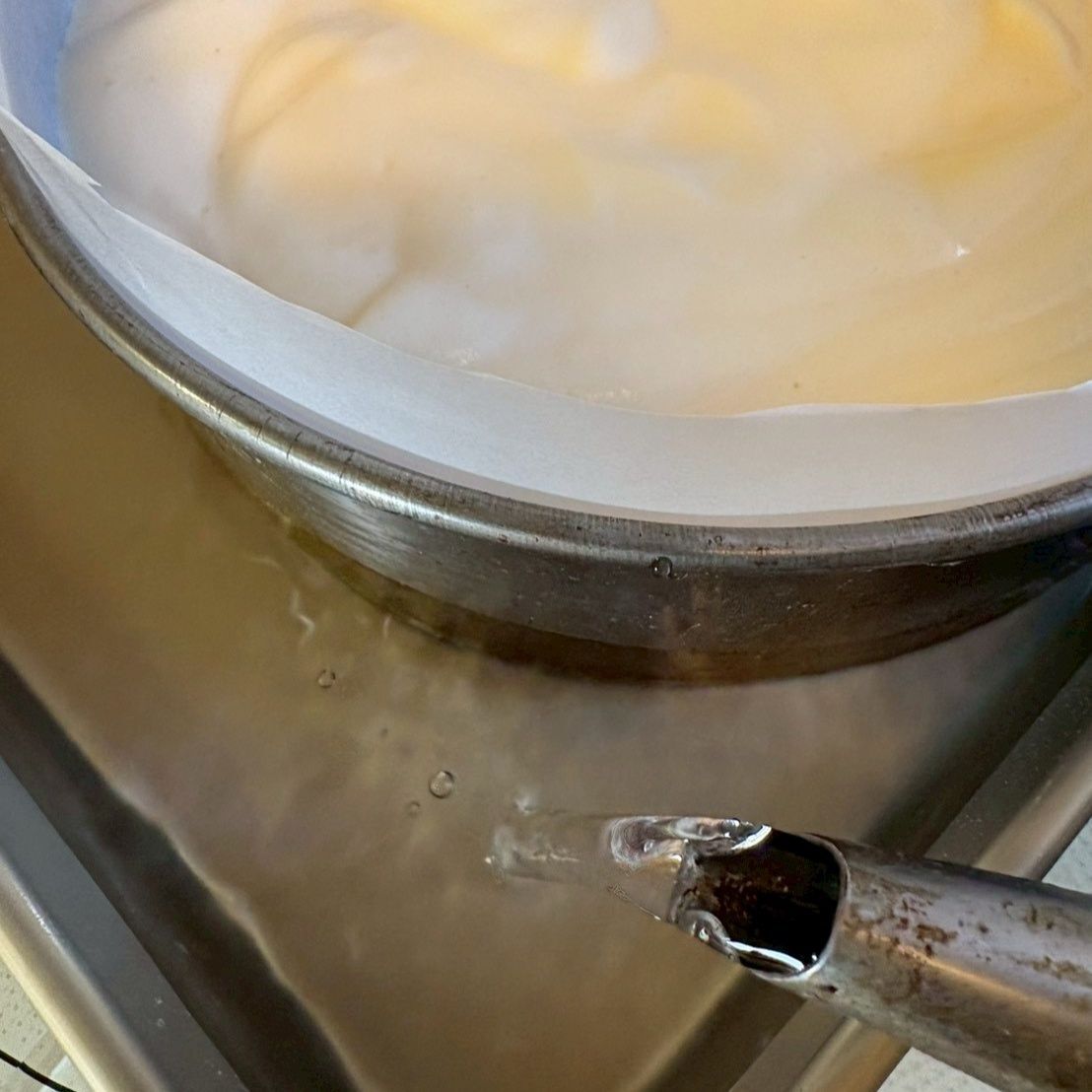 天板よりも一回り小さいバットに水を入れ、中央にケーキ型を入れて焼きます