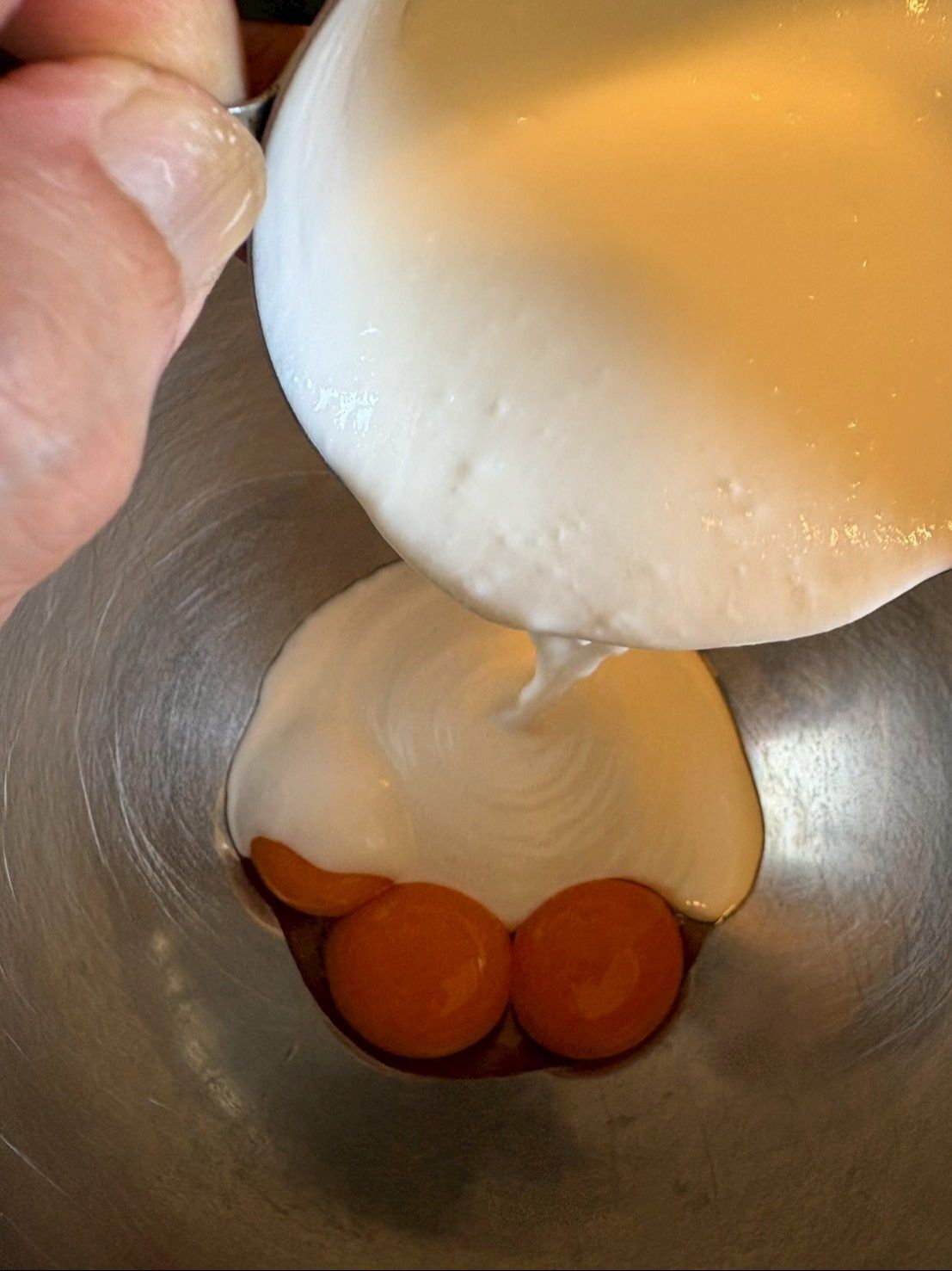 ボウルに卵黄3個入れ、ヨーグルトを1カップ加えて良く混ぜます