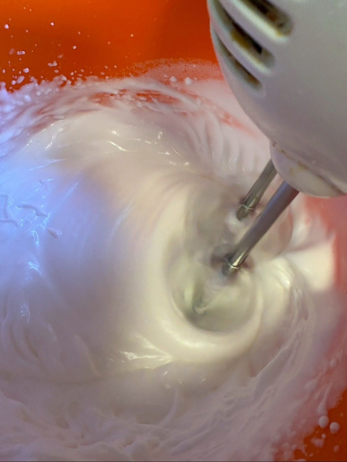 砂糖を加えながらしっかり泡立てます