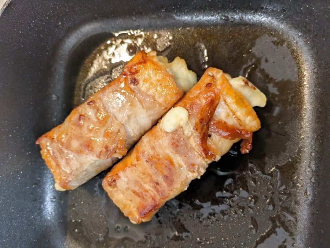 熱したフライパンで全面を焼く。